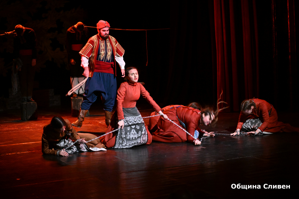 
С постановката „Има един народ“ Театър „Класика“ при ПГПЗЕ „Захарий Стоянов“ отбеляза своята 33-та годишнина. Събитието уважиха граждани, ентусиасти...